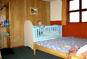 Hosteria Outsider, Puerto Varas, Zimmer mit Kinderbett